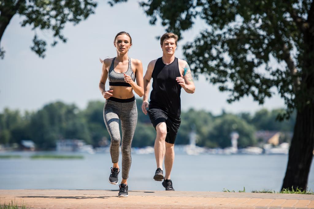 sport coppia jogging nel parco
 - Foto, immagini