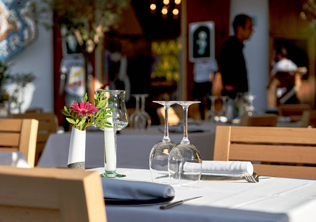 Leere Weingläser auf einem Tisch im Restaurant - Foto, Bild