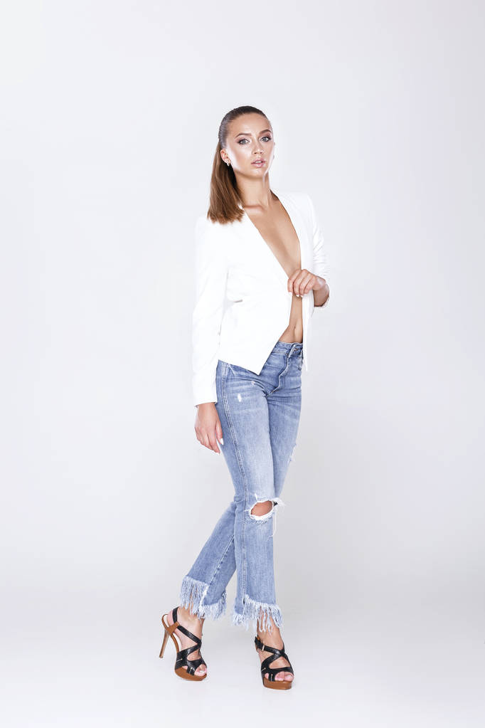 красива сексуальна жінка в білому піджаку і джинсах
 - Фото, зображення