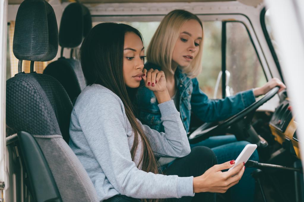 chicas multiétnicas conduciendo minivan
 - Foto, imagen