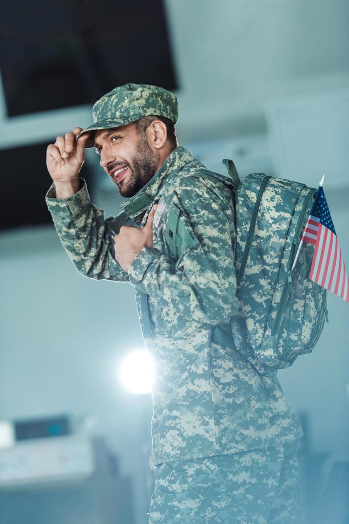 uśmiechnięty żołnierz w formie wojskowych - Zdjęcie, obraz