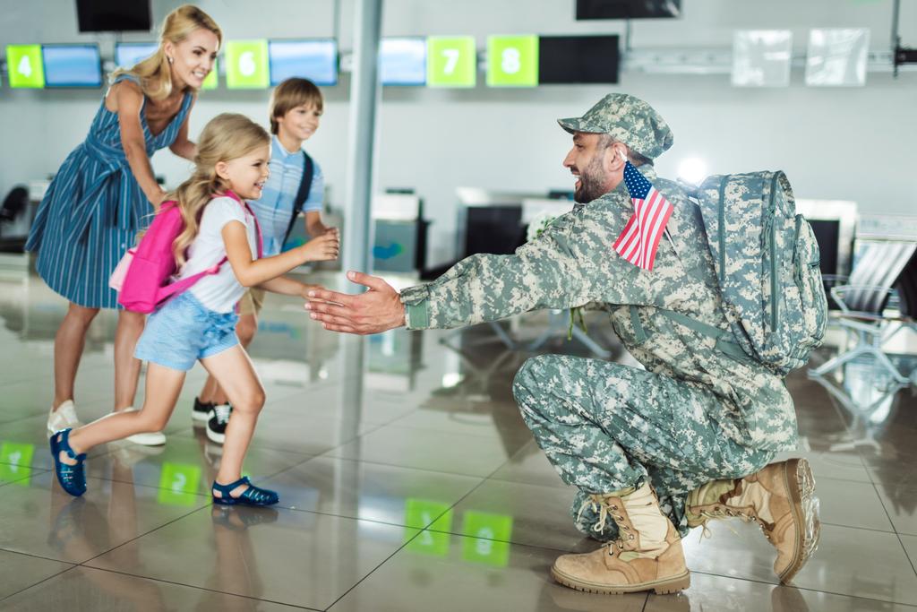 familia encuentro padre en uniforme militar
 - Foto, imagen