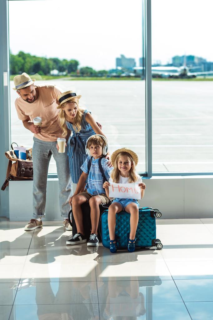γονείς και παιδιά, περιμένοντας την επιβίβαση στο αεροδρόμιο - Φωτογραφία, εικόνα