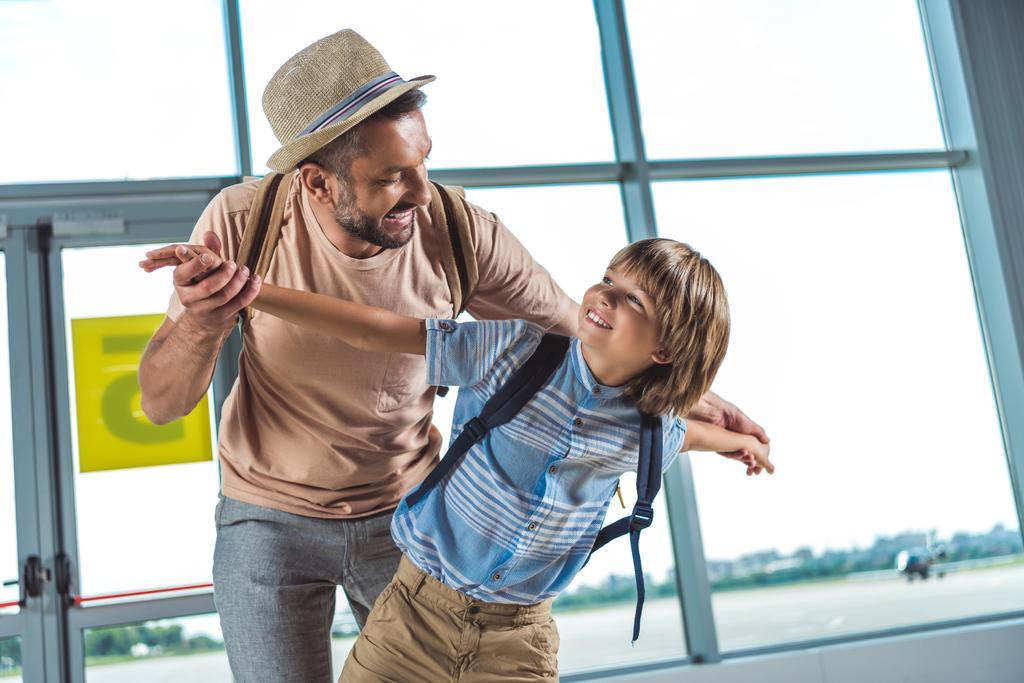 Vater und Kind im Flughafen - Foto, Bild