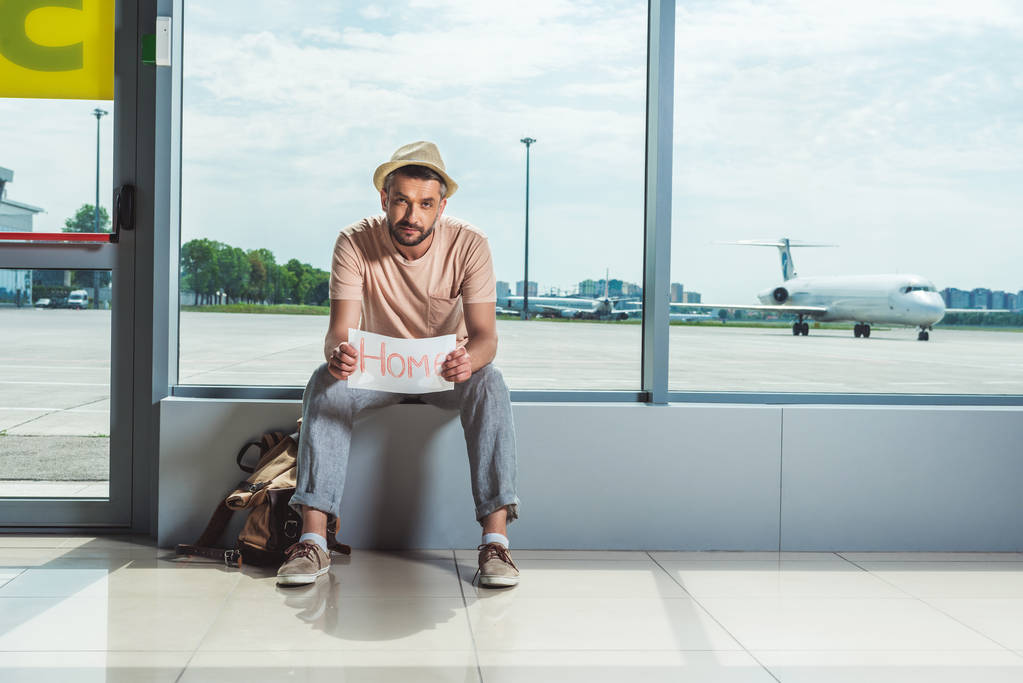 turista com cartão no aeroporto
 - Foto, Imagem
