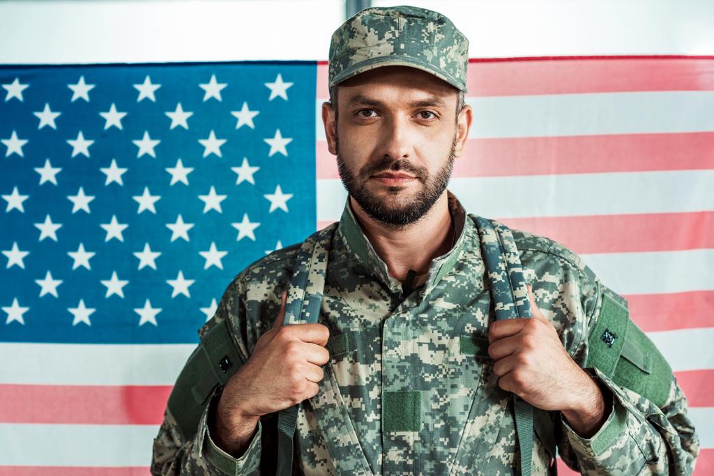 voják ve vojenské uniformě - Fotografie, Obrázek