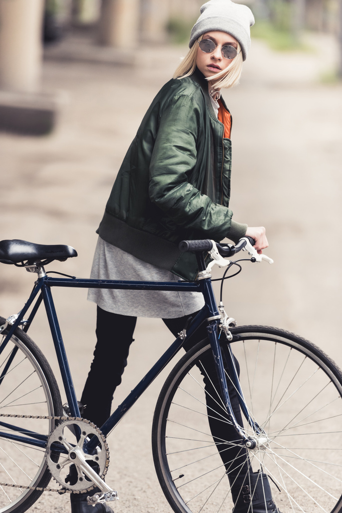 mulher com bicicleta vintage
 - Foto, Imagem