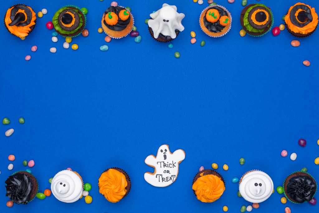 Halloween cupcakes en snoepjes   - Foto, afbeelding