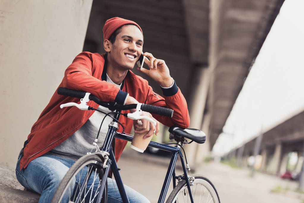 uomo con bicicletta che parla per telefono
 - Foto, immagini