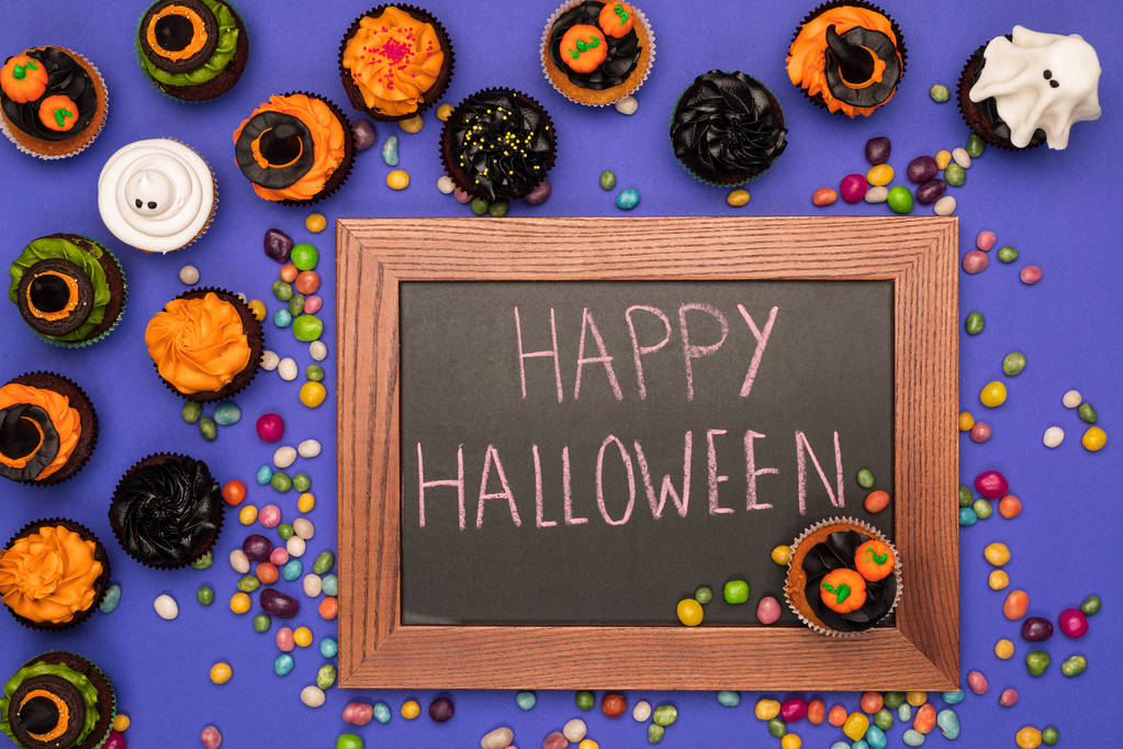 cupcakes y tablero de Halloween
 - Foto, Imagen