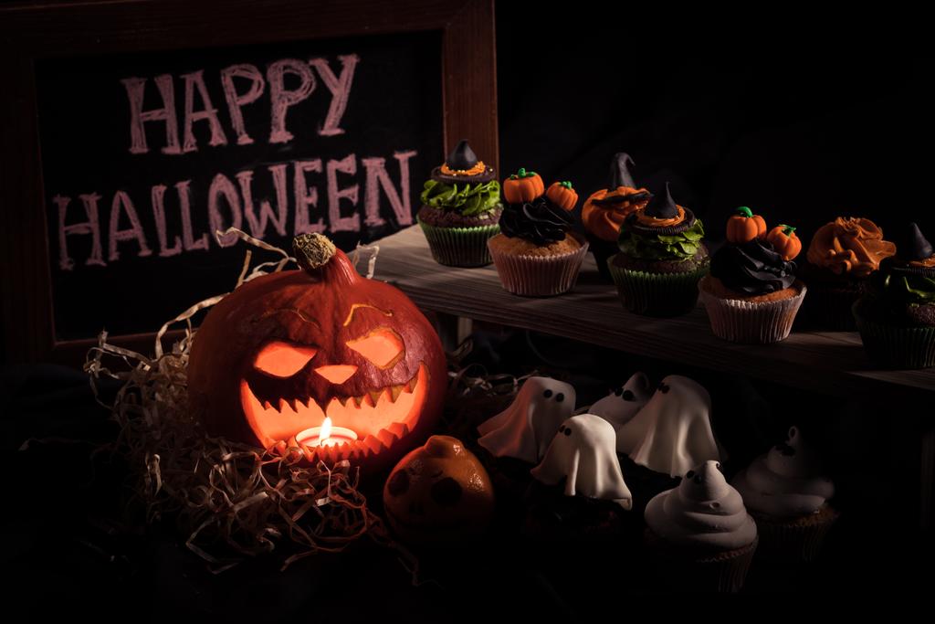 Halloween-Cupcakes und Kürbis  - Foto, Bild