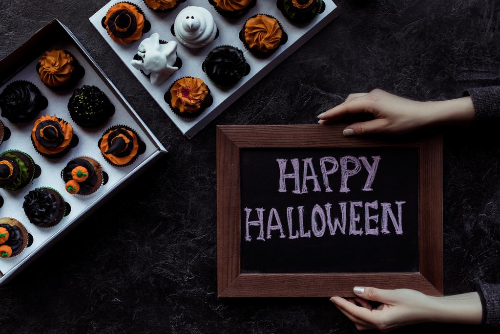 halloween cupcakes ja aluksella
   - Valokuva, kuva