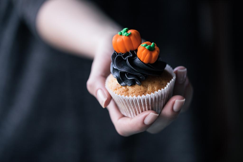 Person mit halloween Cupcake - Foto, Bild