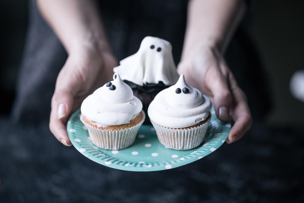 cupcakes de Halloween en el plato
 - Foto, imagen