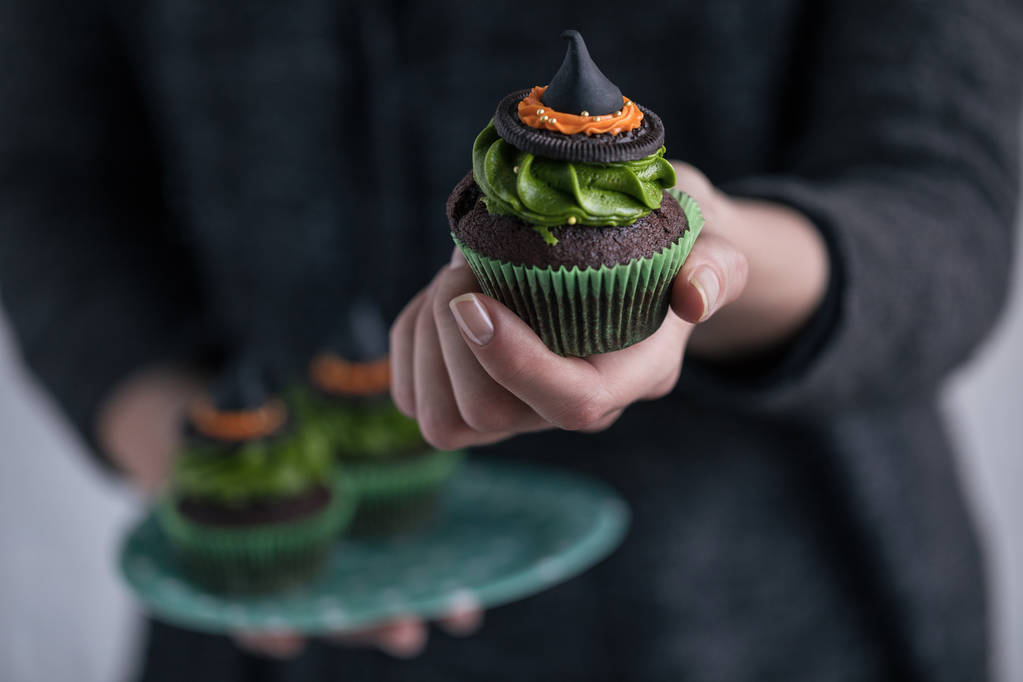 pessoa segurando cupcake halloween
 - Foto, Imagem