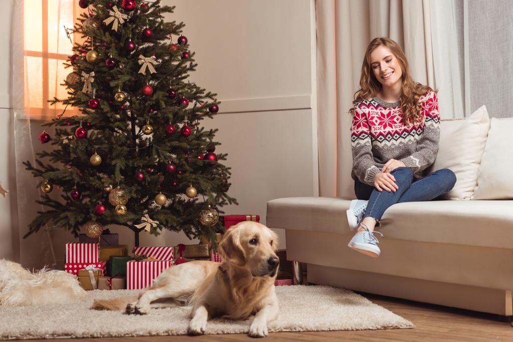 giovane donna e cane a Natale
 - Foto, immagini