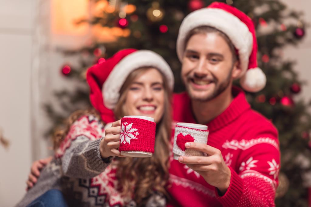 pareja con tazas en Navidad
 - Foto, Imagen