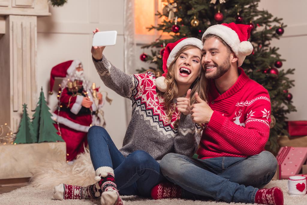 Paar mit Nikolausmützen macht Selfie - Foto, Bild