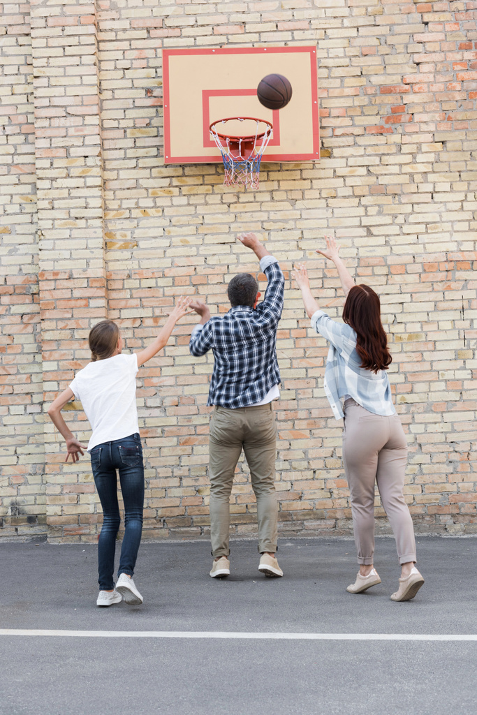Familie spielt Basketball - Foto, Bild