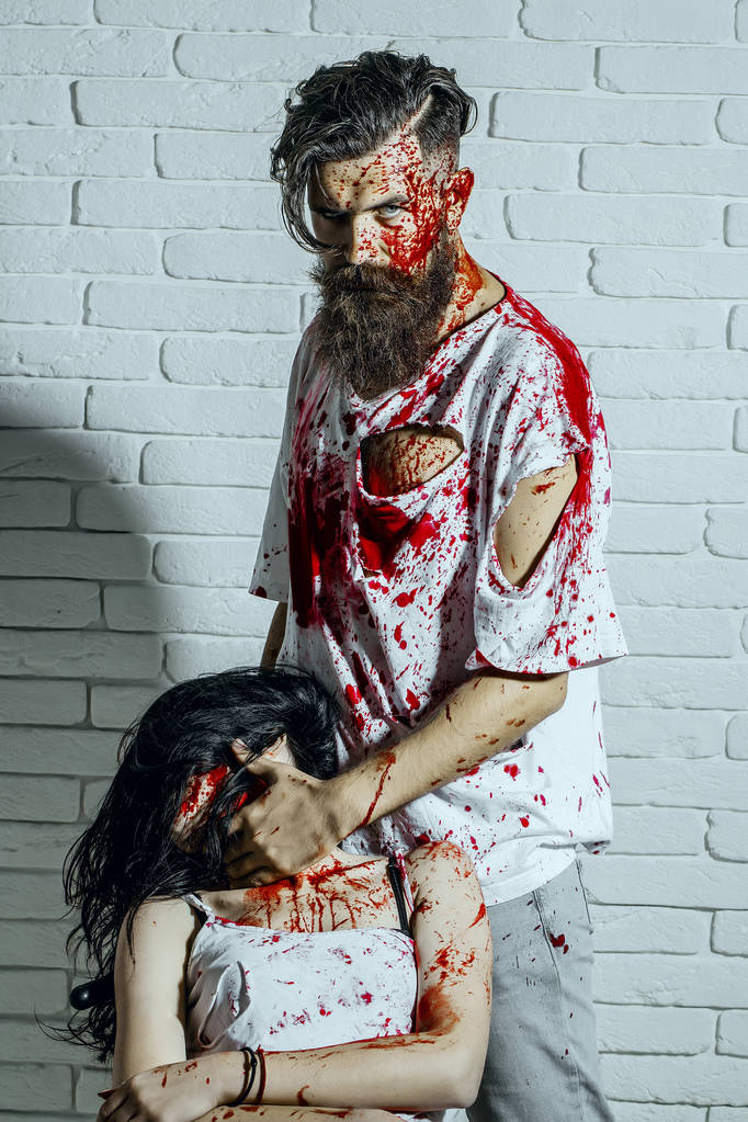 Halloween man zetten bloedige hand op vrouw hals - Foto, afbeelding