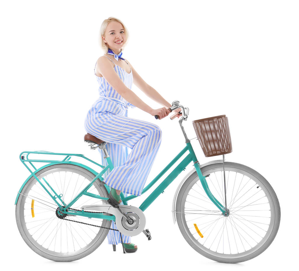 Νεαρή γυναίκα καβαλάει ποδήλατο - Φωτογραφία, εικόνα
