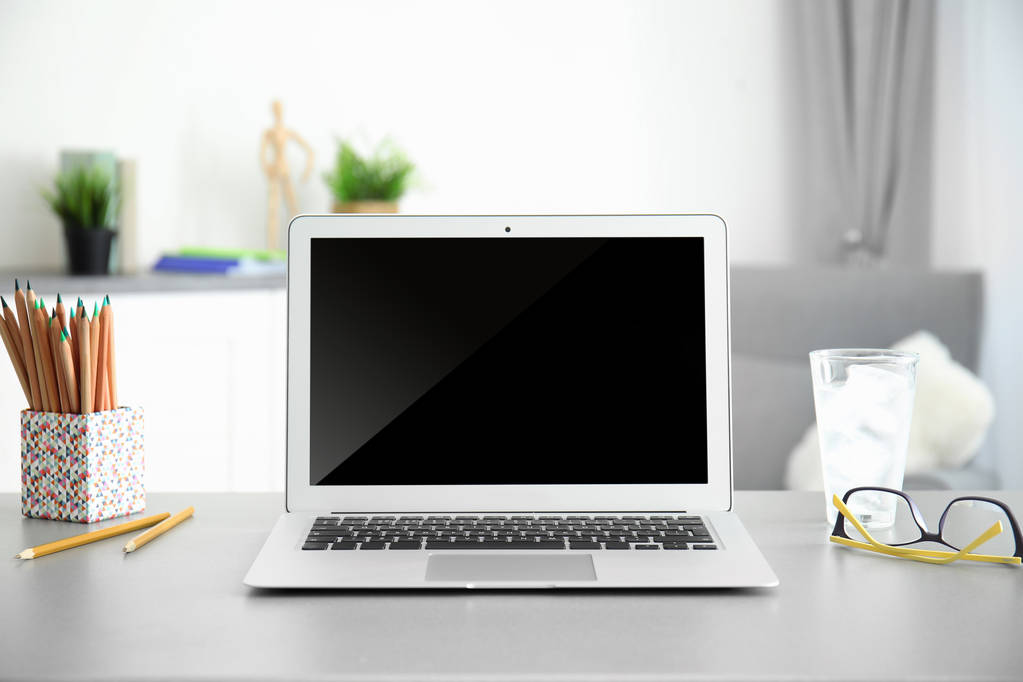 Pohodlné pracoviště s moderním laptop  - Fotografie, Obrázek