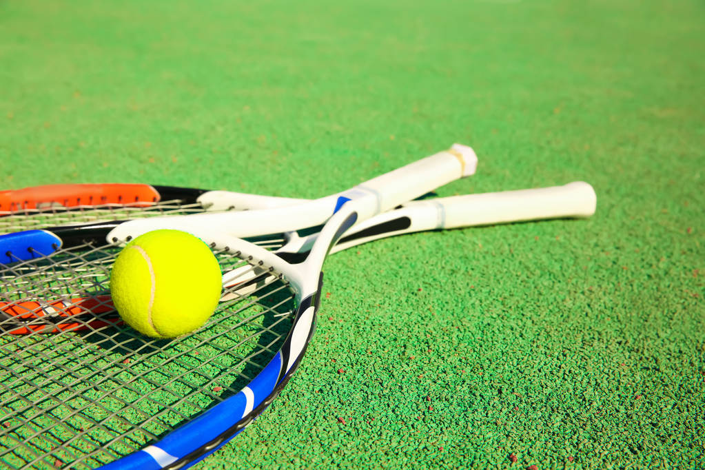Tennisball und Schläger   - Foto, Bild