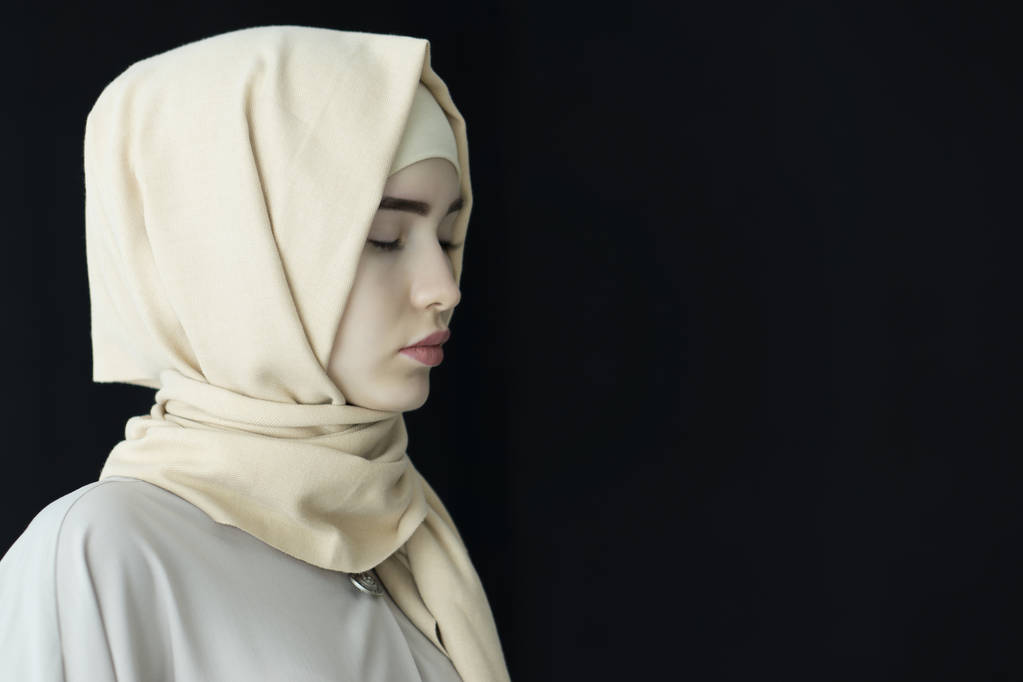 Portret pięknej kobiety Muzułmańskie noszenie hidżabu, na białym tle - Zdjęcie, obraz