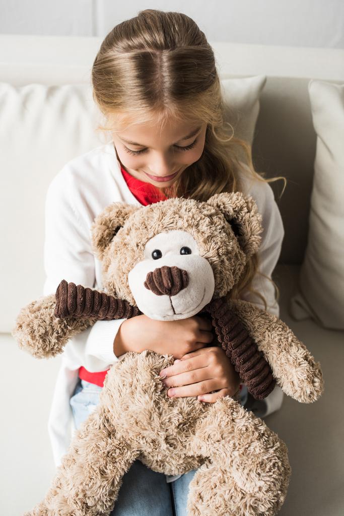 kind met teddy bear - Foto, afbeelding