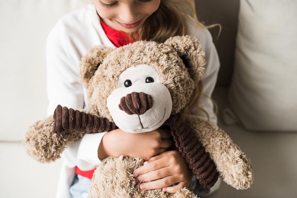 Kind mit Teddybär - Foto, Bild
