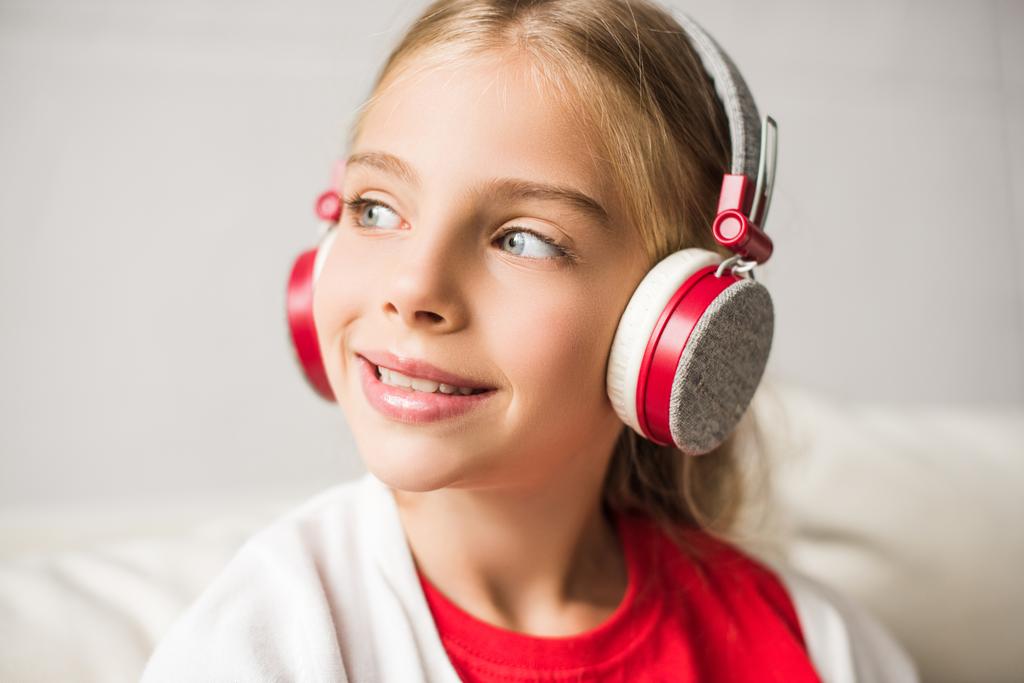 子供がヘッドフォンで音楽を聴く - 写真・画像