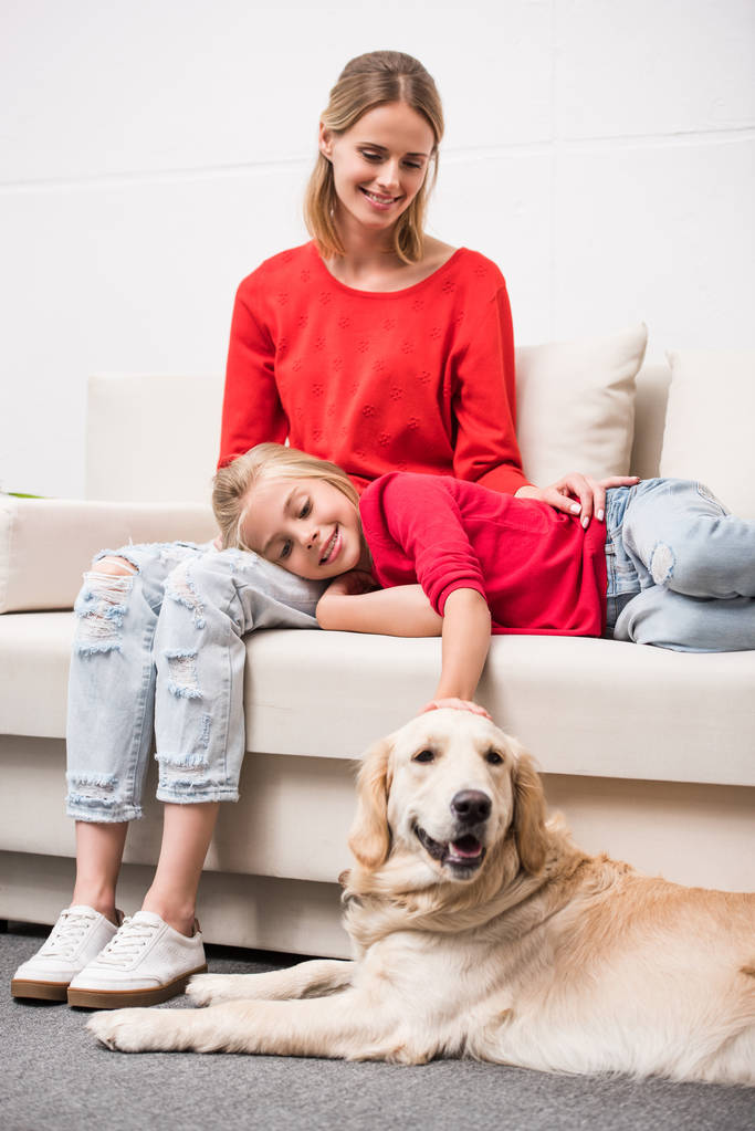 Mãe e filha com cão
 - Foto, Imagem