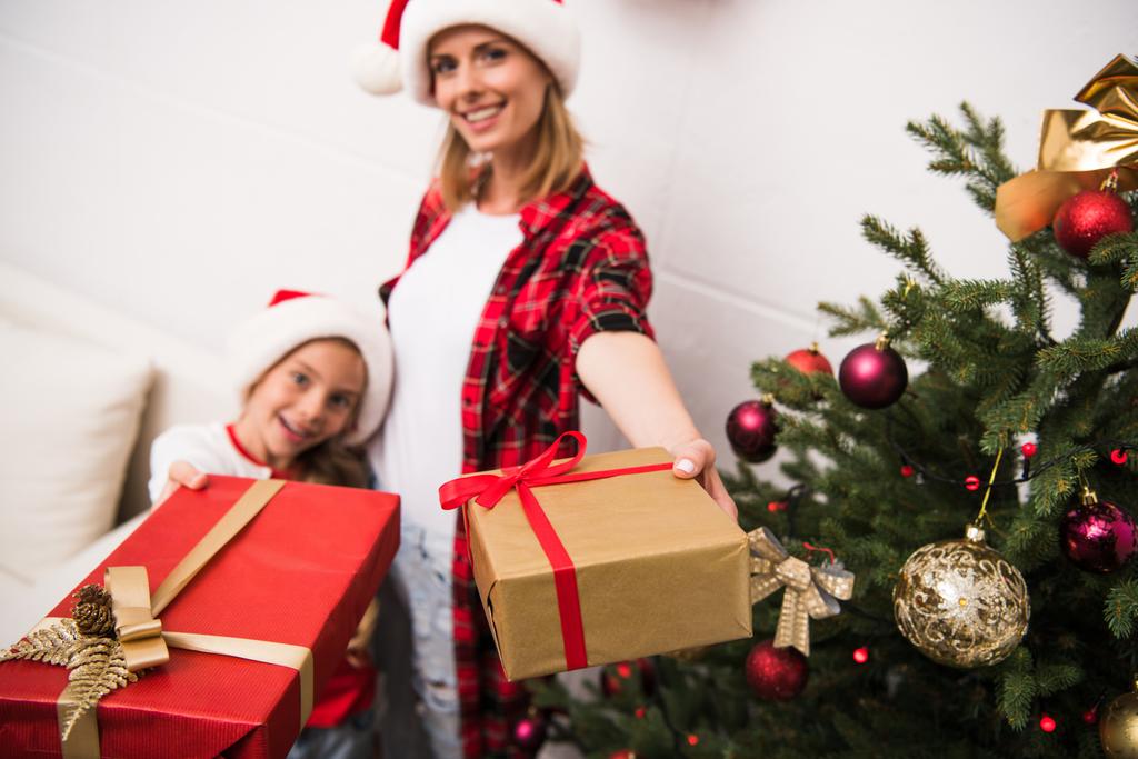 mãe e filha com presentes de Natal - Foto, Imagem