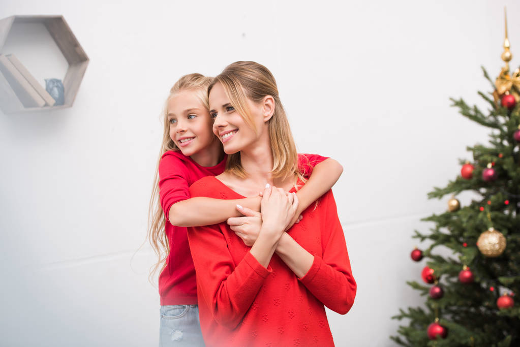 matka a dcera objímání na vánoční stromeček   - Fotografie, Obrázek