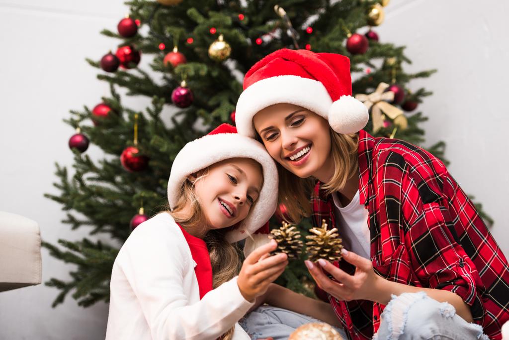 Μητέρα και κόρη στολίζουν χριστουγεννιάτικο δέντρο - Φωτογραφία, εικόνα