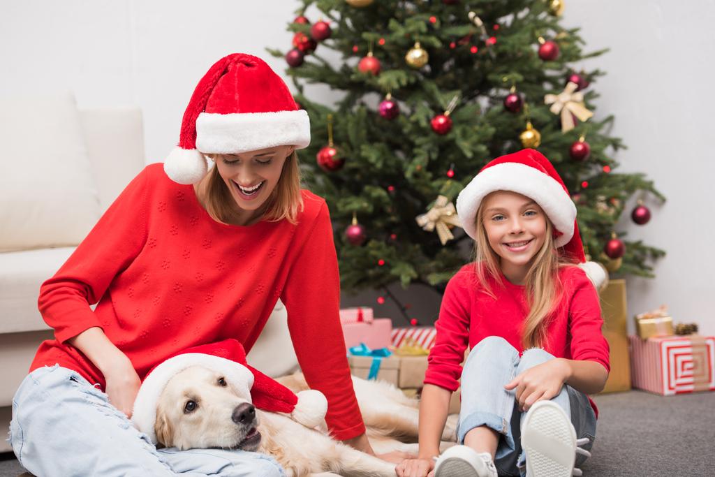 äiti, tytär ja koira jouluna
 - Valokuva, kuva