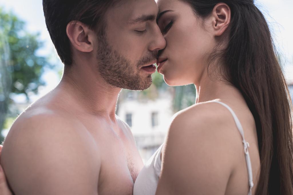 Пара цілується один з одним
 - Фото, зображення