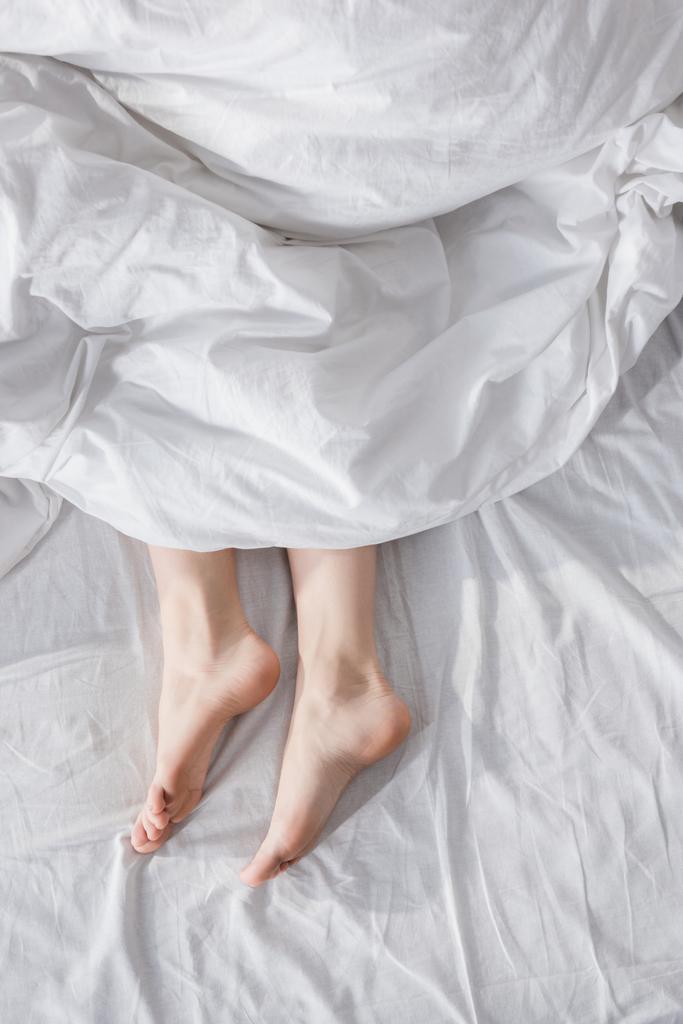 női lábak nyújtás a takaró - Fotó, kép