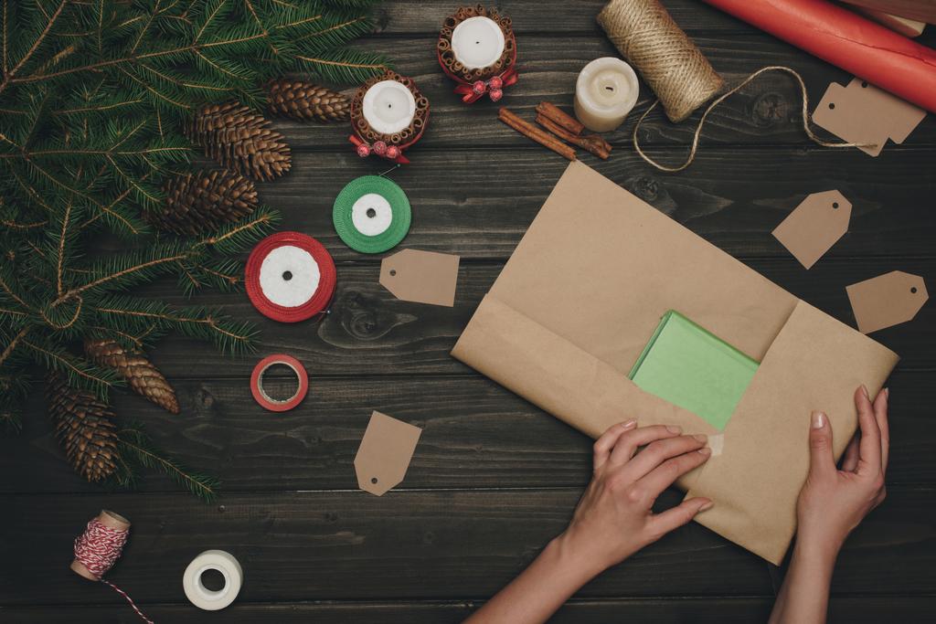 Frau verpackt Weihnachtsgeschenk - Foto, Bild