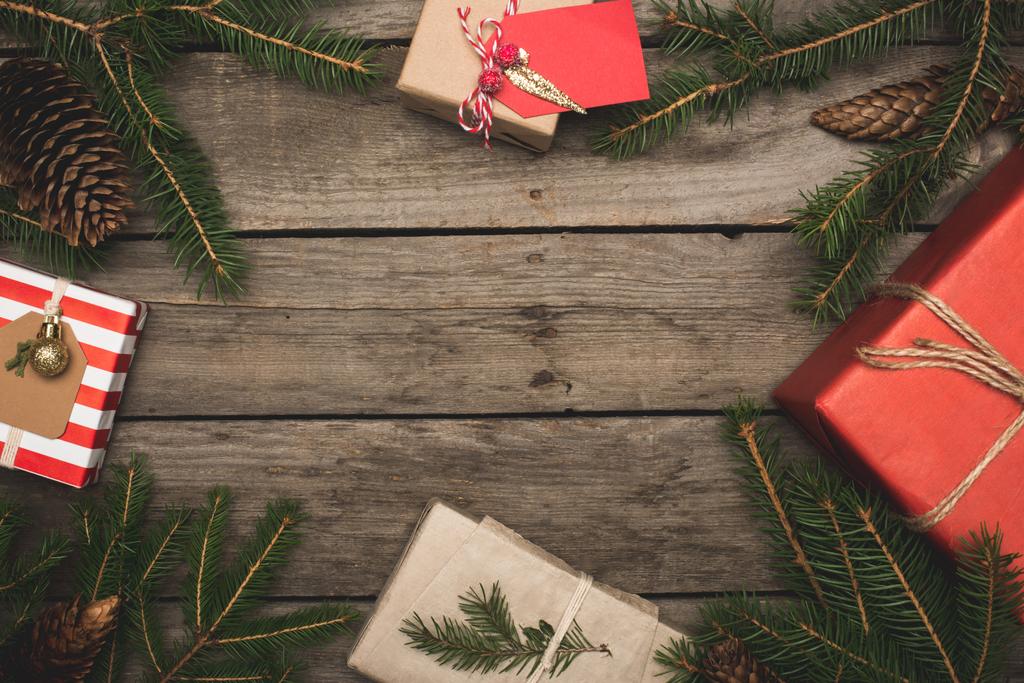 cadre de cadeaux et de branches de Noël
 - Photo, image