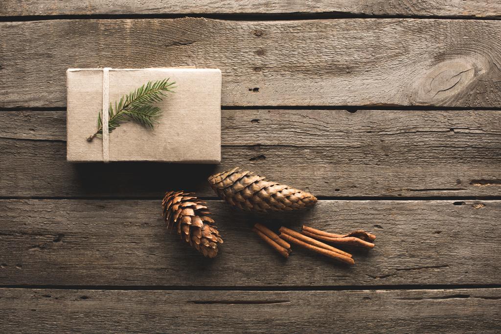 cadeau avec cônes de pin et bâtonnets de cannelle
 - Photo, image