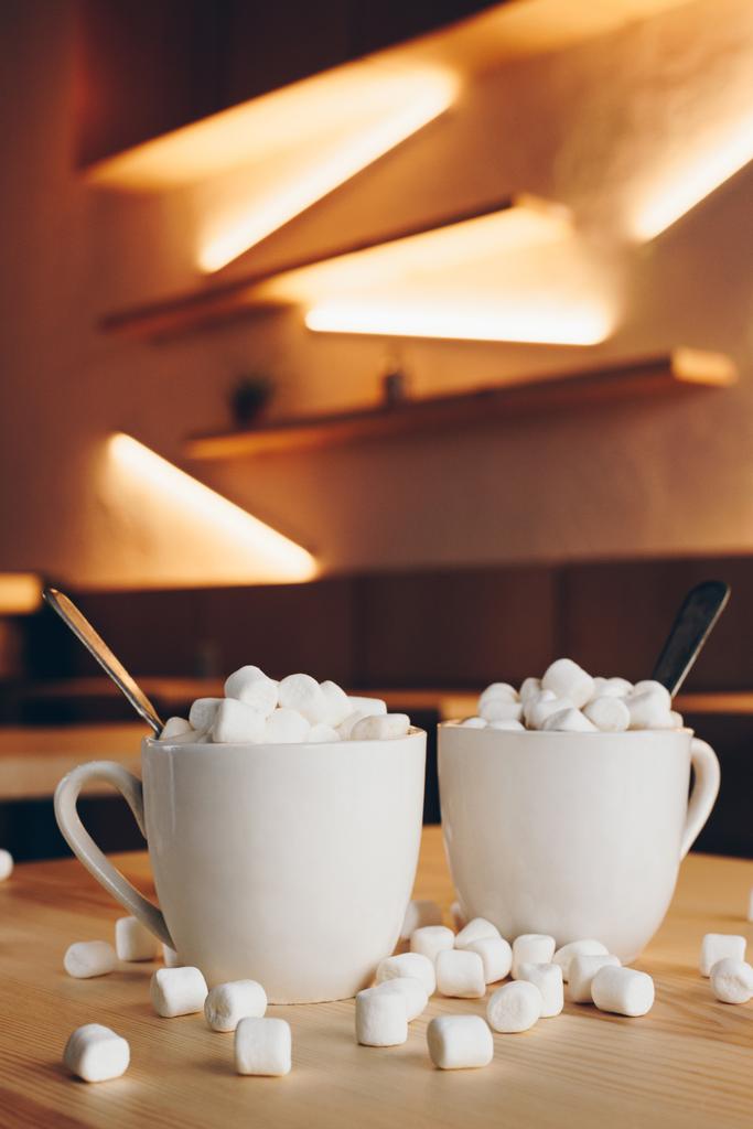 Чашки какао в кафе
 - Фото, изображение