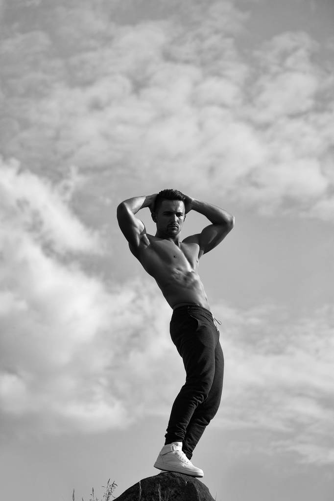 Сексуальний м'язистий чоловік на фоні неба
 - Фото, зображення