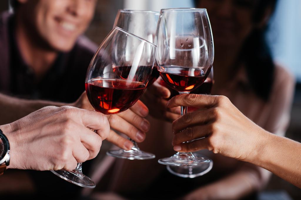 Друзі п'ють червоне вино
 - Фото, зображення