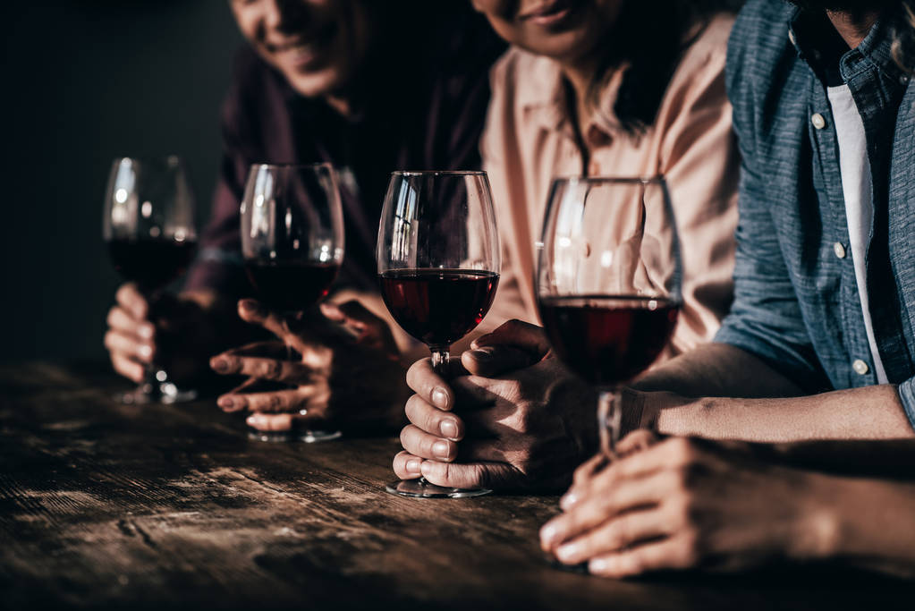 Φίλοι πόσιμο κόκκινο κρασί - Φωτογραφία, εικόνα