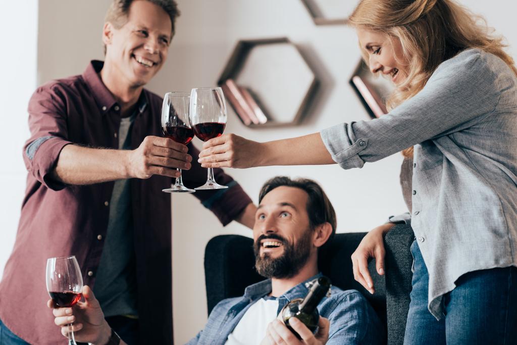 Друзья пьют вино - Фото, изображение
