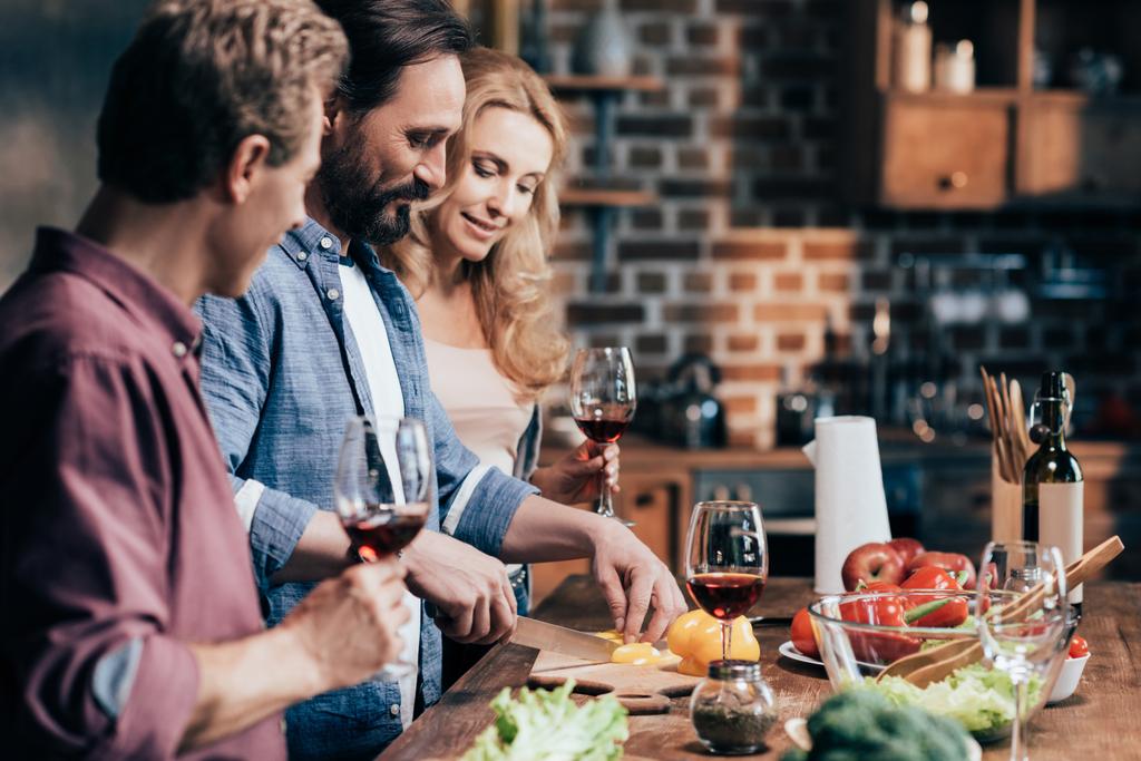 Kumpáni u vína při vaření večeře - Fotografie, Obrázek
