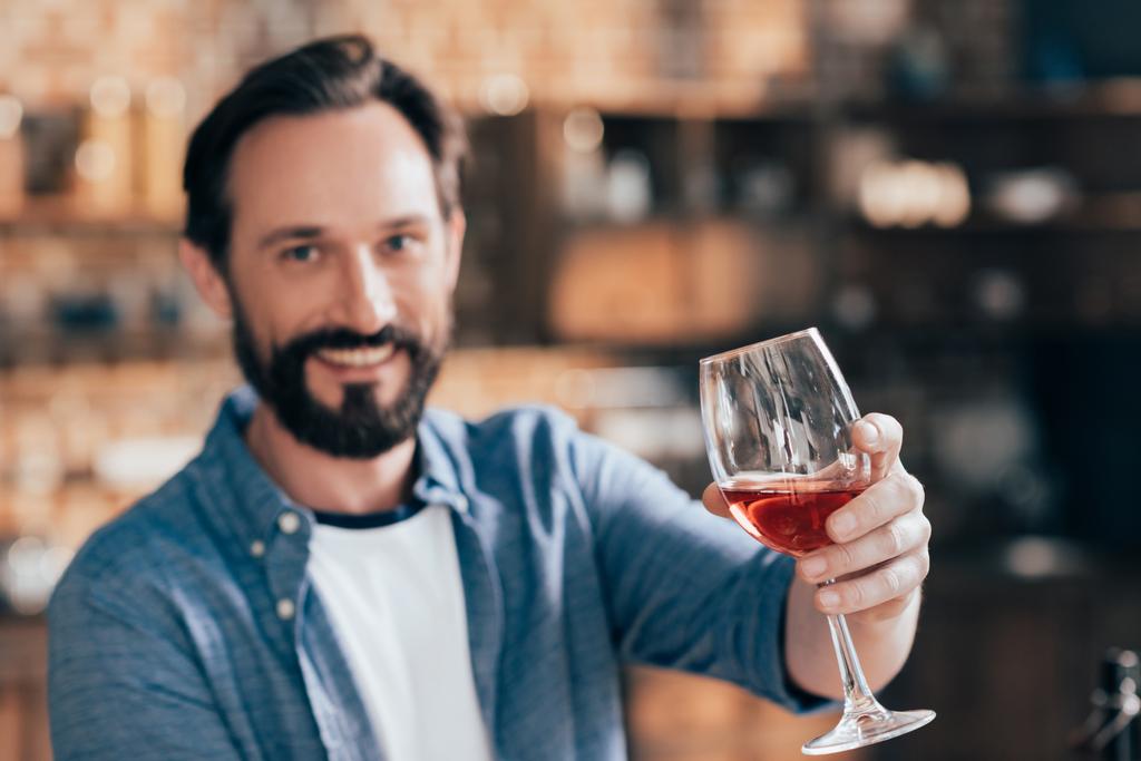 Hombre sosteniendo copa de vino
 - Foto, Imagen