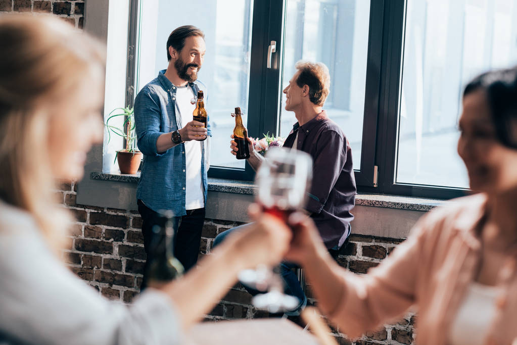 Amigos varones bebiendo cerveza
 - Foto, Imagen