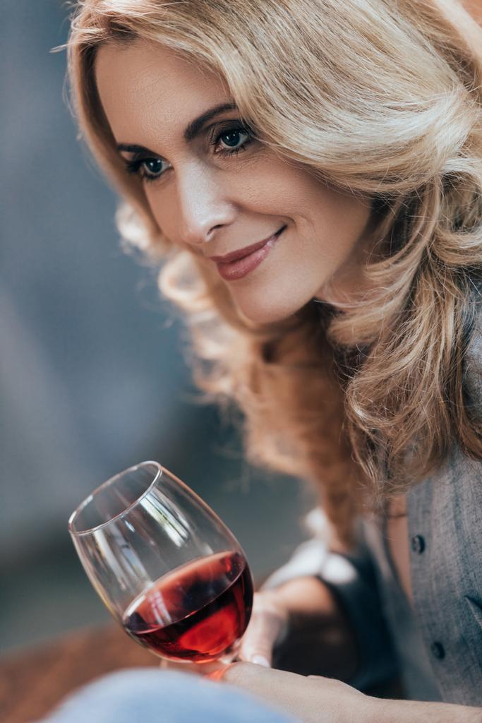 Viiniä juova nainen - Valokuva, kuva
